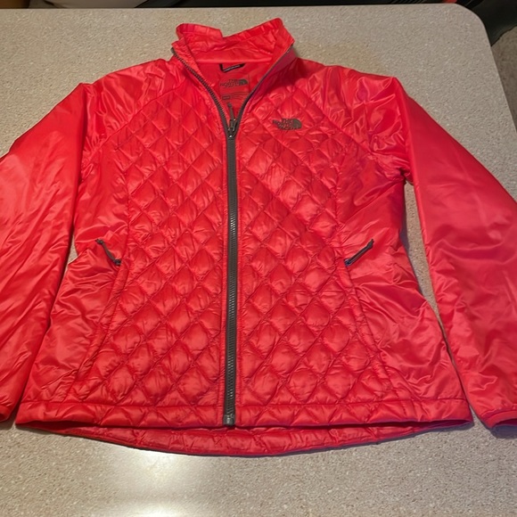 North Face Women’s Thermoball 3-in-1 Parka. Size Medium. Green/Pink - Picture 7 of 10